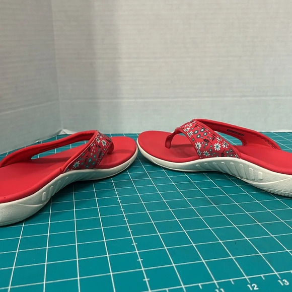 Red Floral Spenco Yumi Style Orthotic Flip Flops - Picture 7 of 10